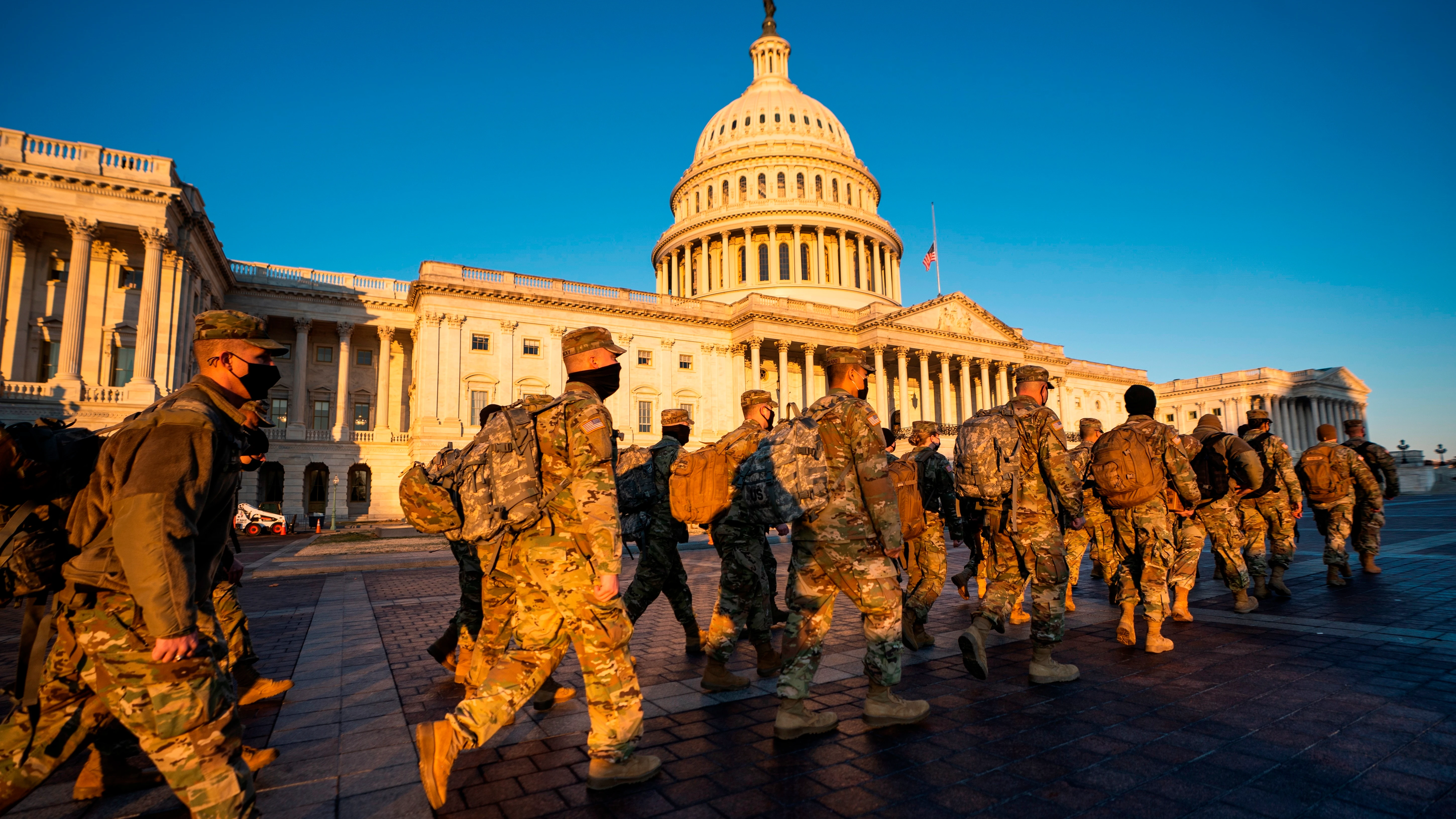 Miembros de la Guardia Nacional de Estados Unidos avanzan en dirección al Capitolio