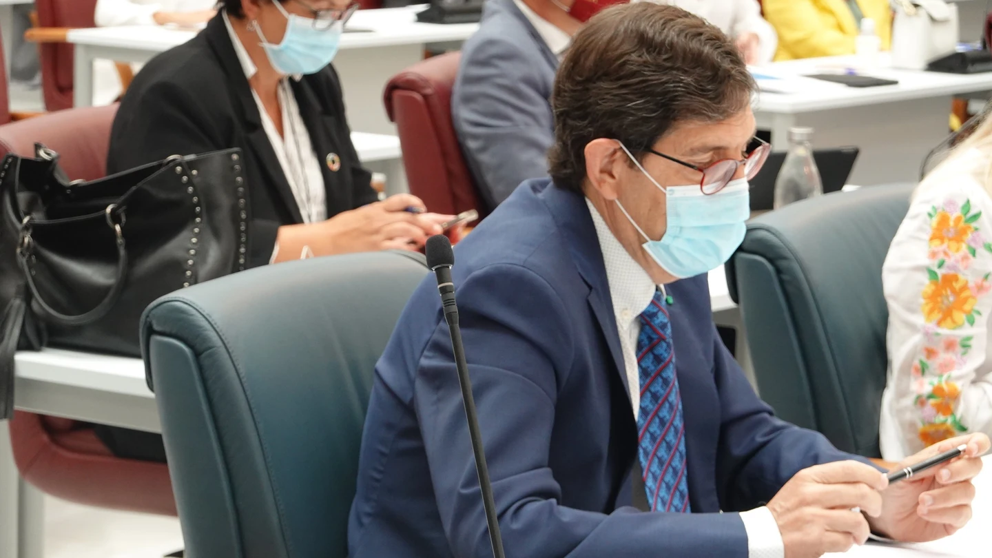 Villegas descarta dimitir y se reafirma en su decisión de la vacuna: "Se ha vacunado a las personas que trabajan en la pandemia" Manuel Villegas