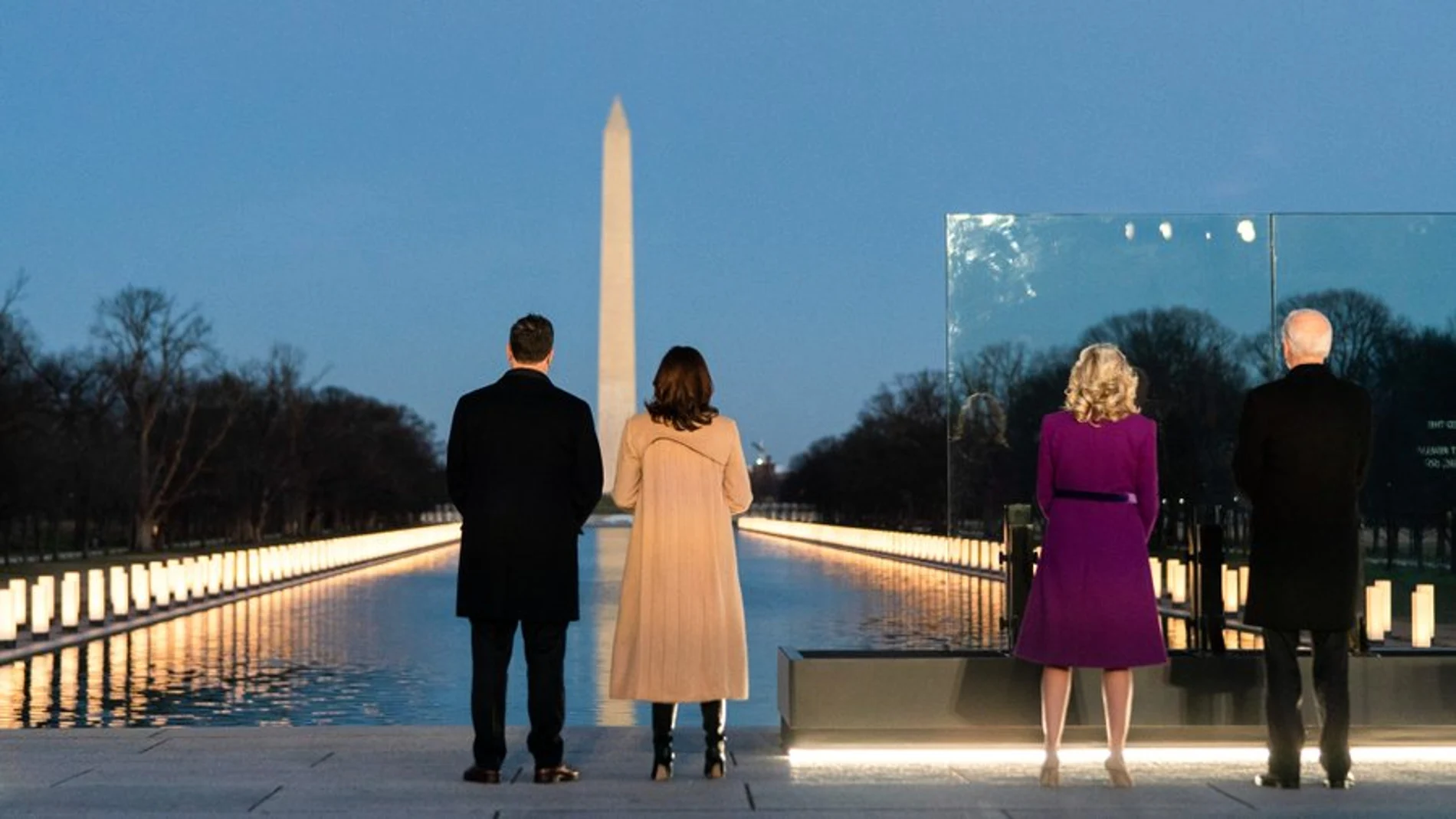 Kamala Harris junto a su marido, a la izquierda y Joe Biden junto a su mujer, a la derecha