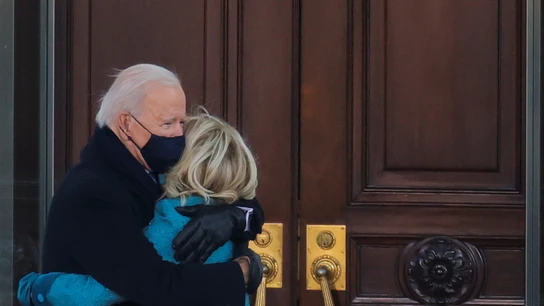 Joe Biden y Jill Biden se abrazan a las puertas de la Casa Blanca Joe Biden y Jill Biden se abrazan a las puertas de la Casa Blanca