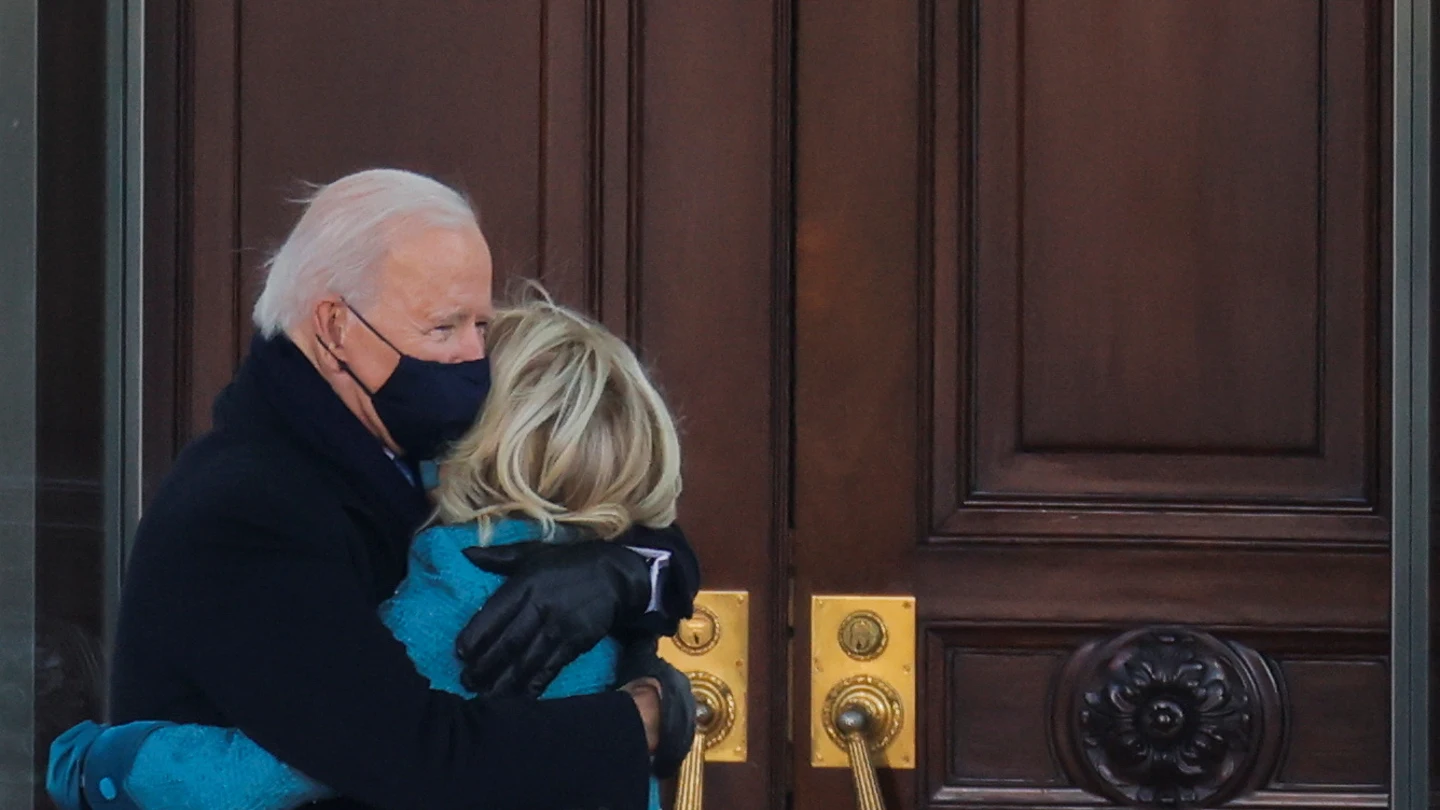 Joe Biden y Jill Biden se abrazan a las puertas de la Casa Blanca Joe Biden y Jill Biden se abrazan a las puertas de la Casa Blanca