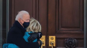 Joe Biden y Jill Biden se abrazan a las puertas de la Casa Blanca