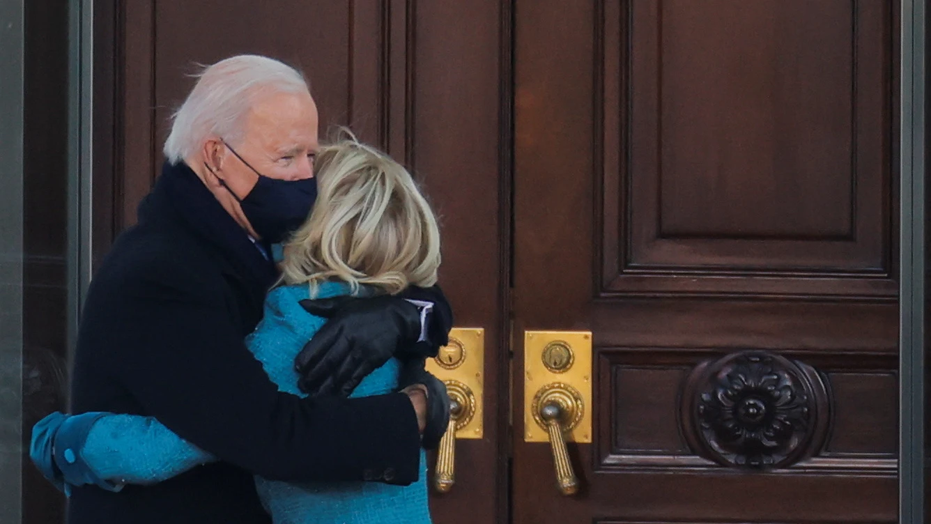 Joe Biden y Jill Biden se abrazan a las puertas de la Casa Blanca