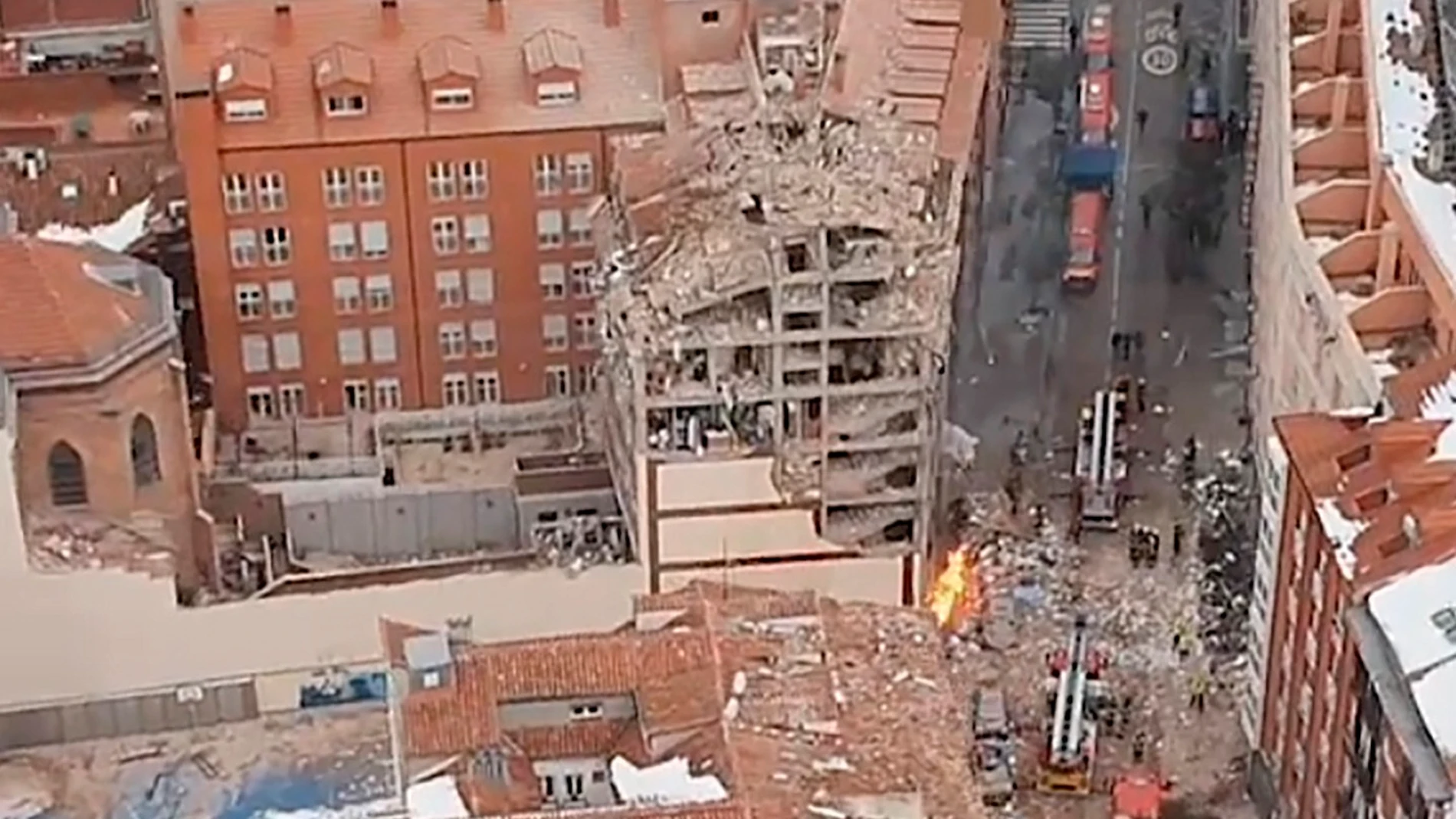 Imagen aérea del edificio derrumbado en Madrid debido a una explosión.