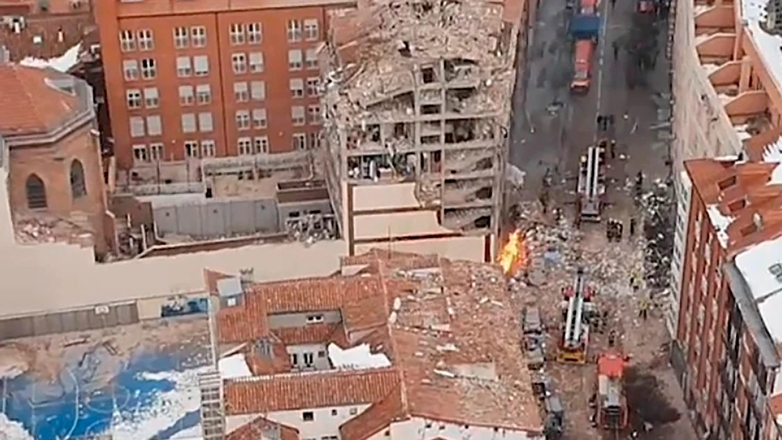 Imagen aérea del edificio derrumbado en Madrid debido a una explosión.