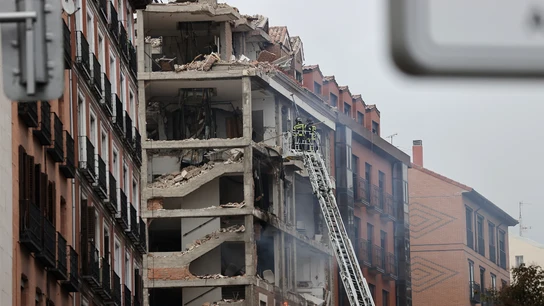 Los bomberos, cerca de una planta del edificio derrumbado en Madrid. Los bomberos, cerca de una planta del edificio derrumbado en Madrid.