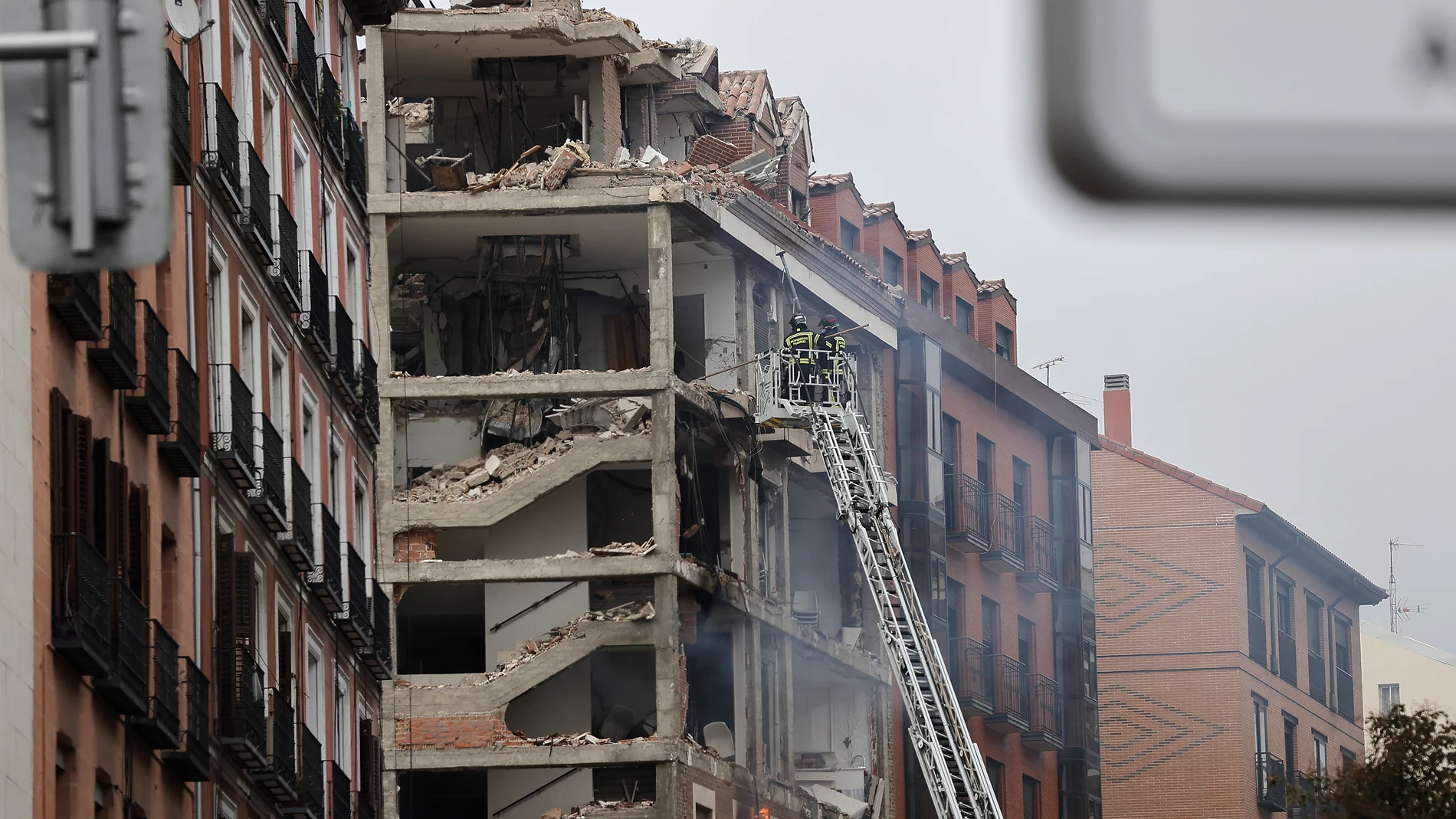 Los bomberos, cerca de una planta del edificio derrumbado en Madrid.