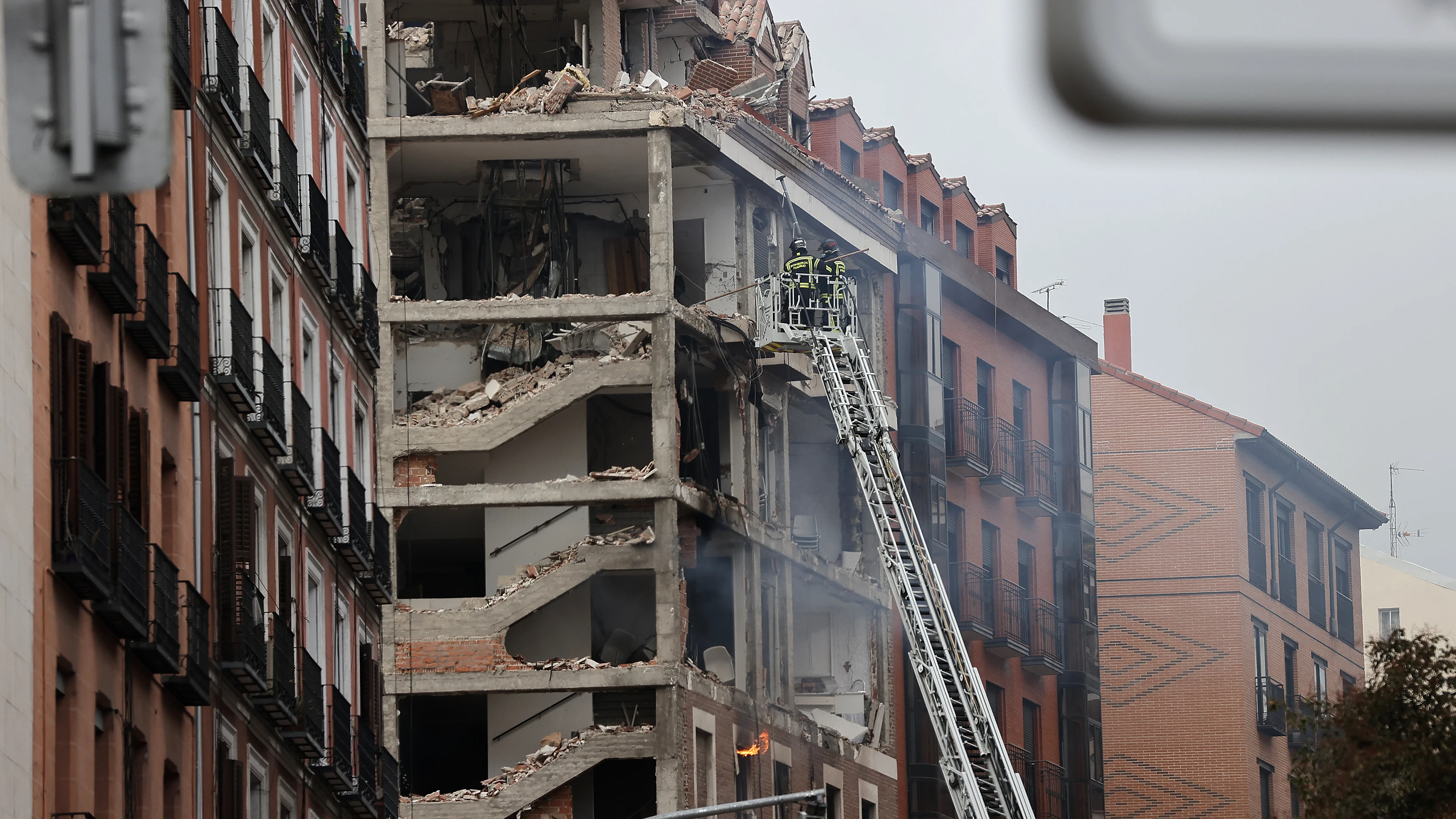 Los bomberos, cerca de una planta del edificio derrumbado en Madrid.