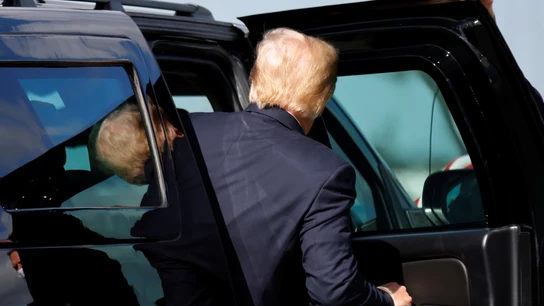 Trump en el aeropuerto de Palm Beach, Florida Trump en el aeropuerto de Palm Beach, Florida