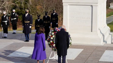 Biden y Harris durante la ceremonia de ofrenda florarl en Arlington