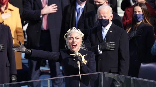 Lady Gaga canta el Himno Nacional en la toma de posesión del presidente electo de Estados Unidos, Joe Biden, frente al Capitolio de Estados Unidos, en Washington, DC. Lady Gaga canta el Himno Nacional en la toma de posesión del presidente electo de Estados Unidos, Joe Biden, frente al Capitolio de Estados Unidos, en Washington, DC.
