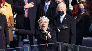 Lady Gaga canta el Himno Nacional en la toma de posesión del presidente electo de Estados Unidos, Joe Biden, frente al Capitolio de Estados Unidos, en Washington, DC.