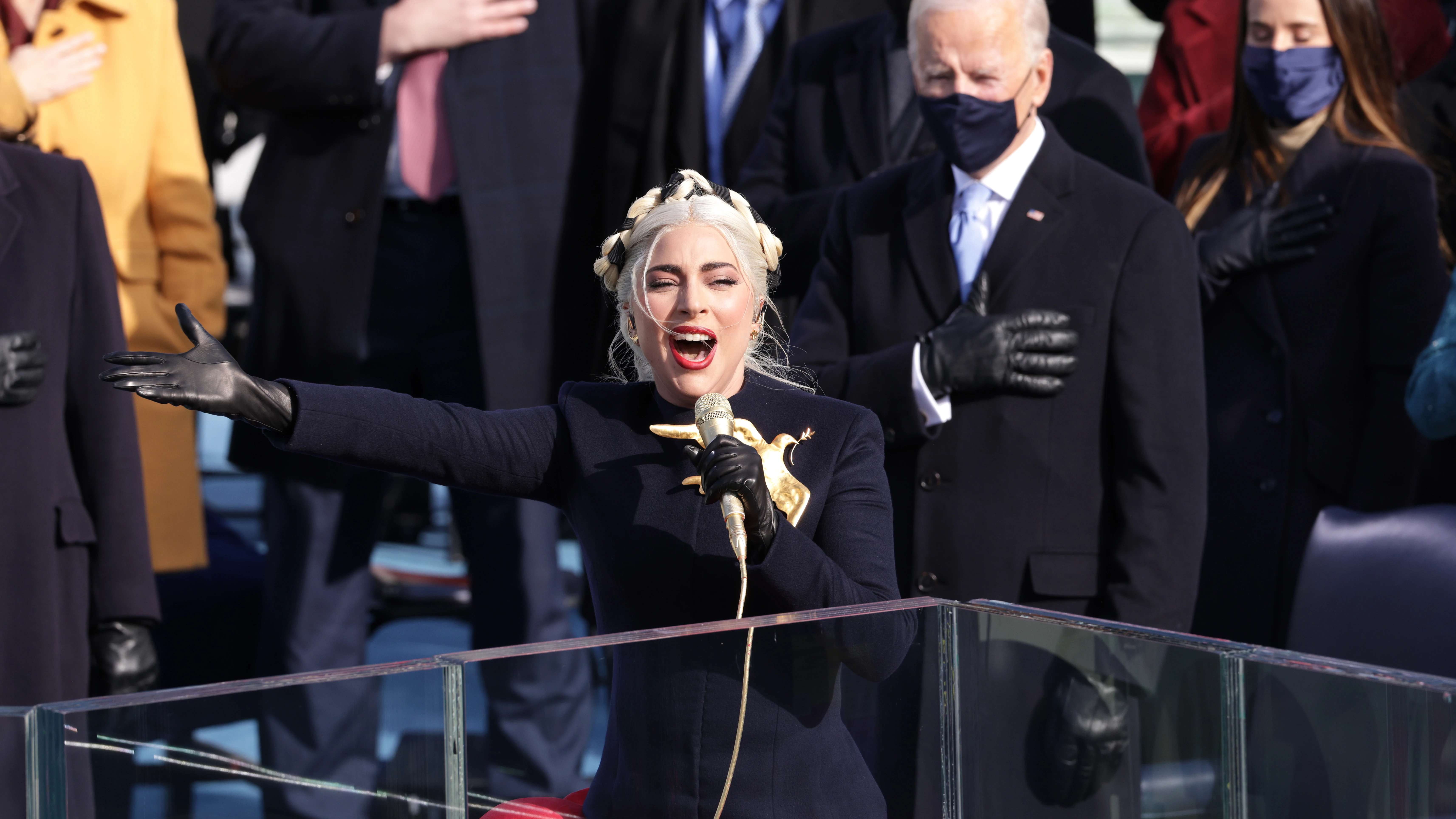 Lady Gaga canta el Himno Nacional en la toma de posesión del presidente electo de Estados Unidos, Joe Biden, frente al Capitolio de Estados Unidos, en Washington, DC.