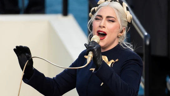 Lady Gaga interpreta el himno durante la toma de posesión Jennifer López, durante su actuación en la toma de posesión de Biden y Harris