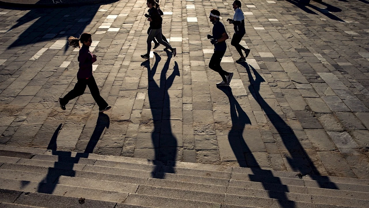 Varias personas practican deporte en una playa de Cataluña