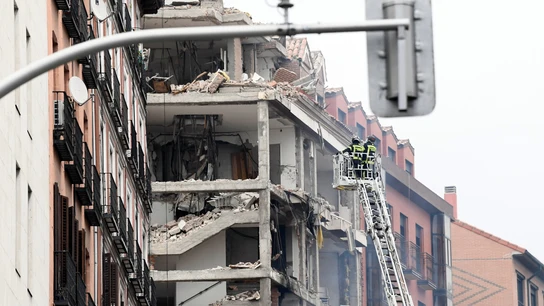 Fuerte explosión en un edificio de seis plantas en la calle Toledo, en el centro de Madrid Fuerte explosión en un edificio de seis plantas en la calle Toledo, en el centro de Madrid