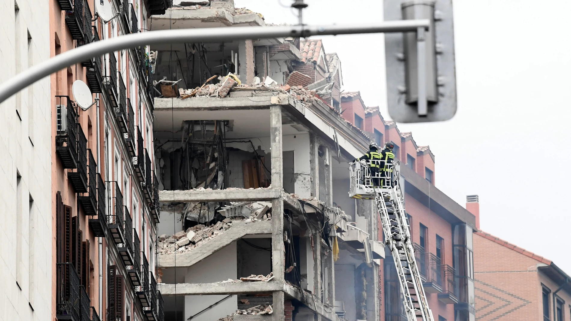 Fuerte explosión en un edificio de seis plantas en la calle Toledo, en el centro de Madrid