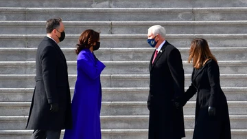 Kamala Harris y su marido, Douglas Emhoff, con Mike Pence y su mujer Karen Pence