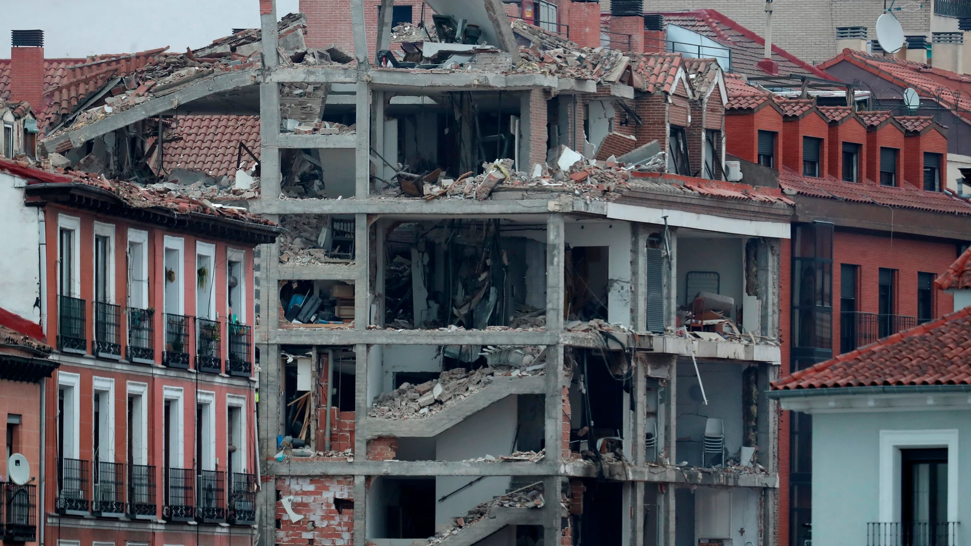 Vista de los daños ocasionados tras la explosión de gas que ha provocado el derrumbe de parte de un edificio de seis plantas en el centro de Madrid.