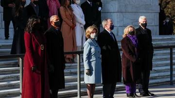 Barack y Michelle Obama, George y Laura Bush, y Bill y Hilary Clinton en el cementerio de Arlington