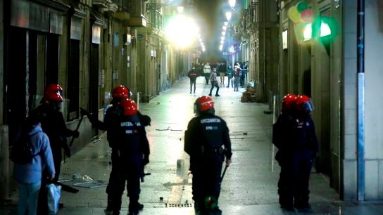 Agentes de la Ertzaintza durante los disturbios