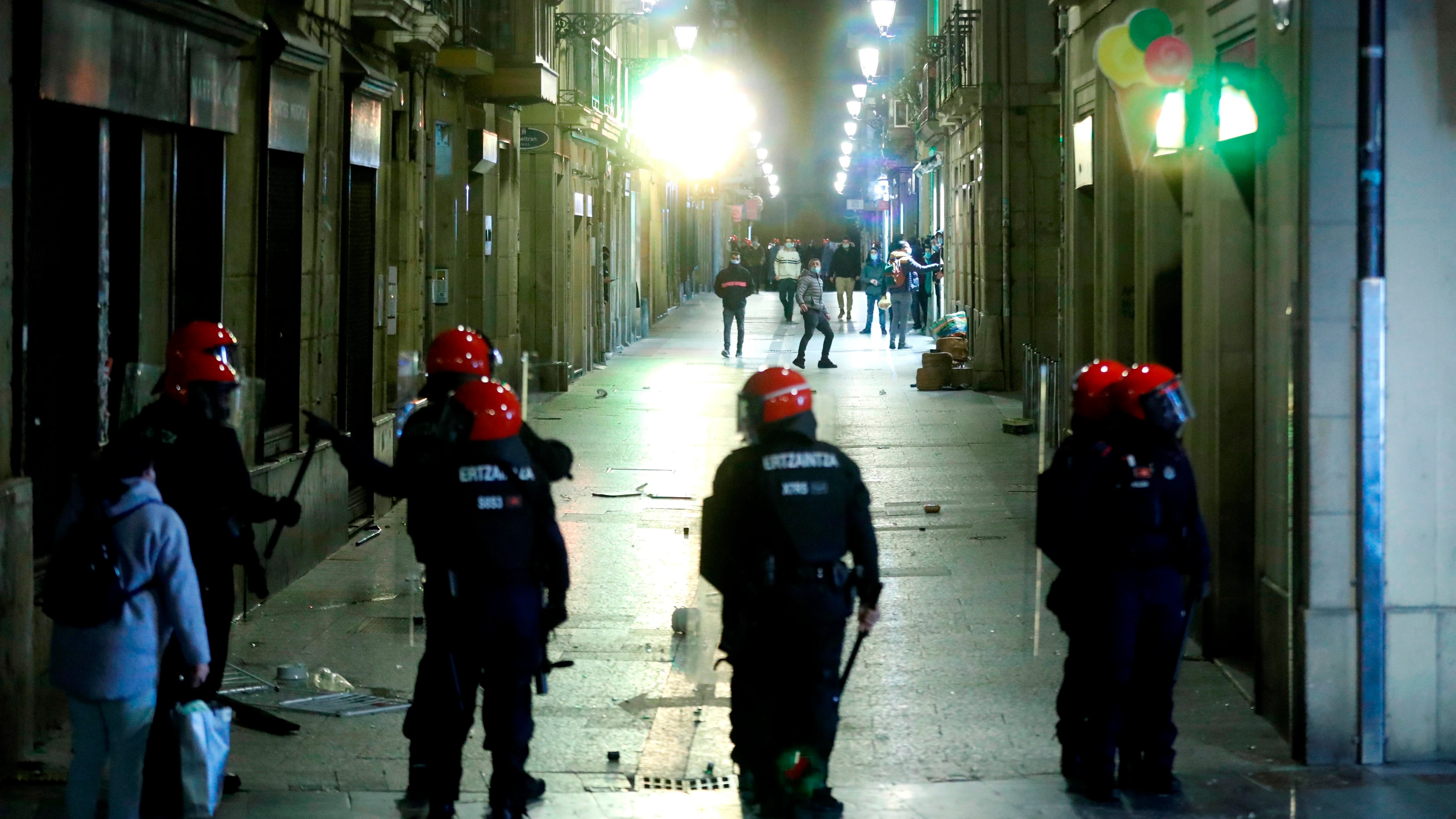 Agentes de la Ertzaintza durante los disturbios