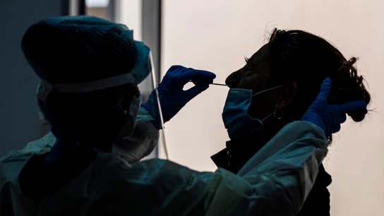 Imagen de archivo: personal sanitario realiza una PCR a un paciente. Personal sanitario realiza una PCR a un paciente.