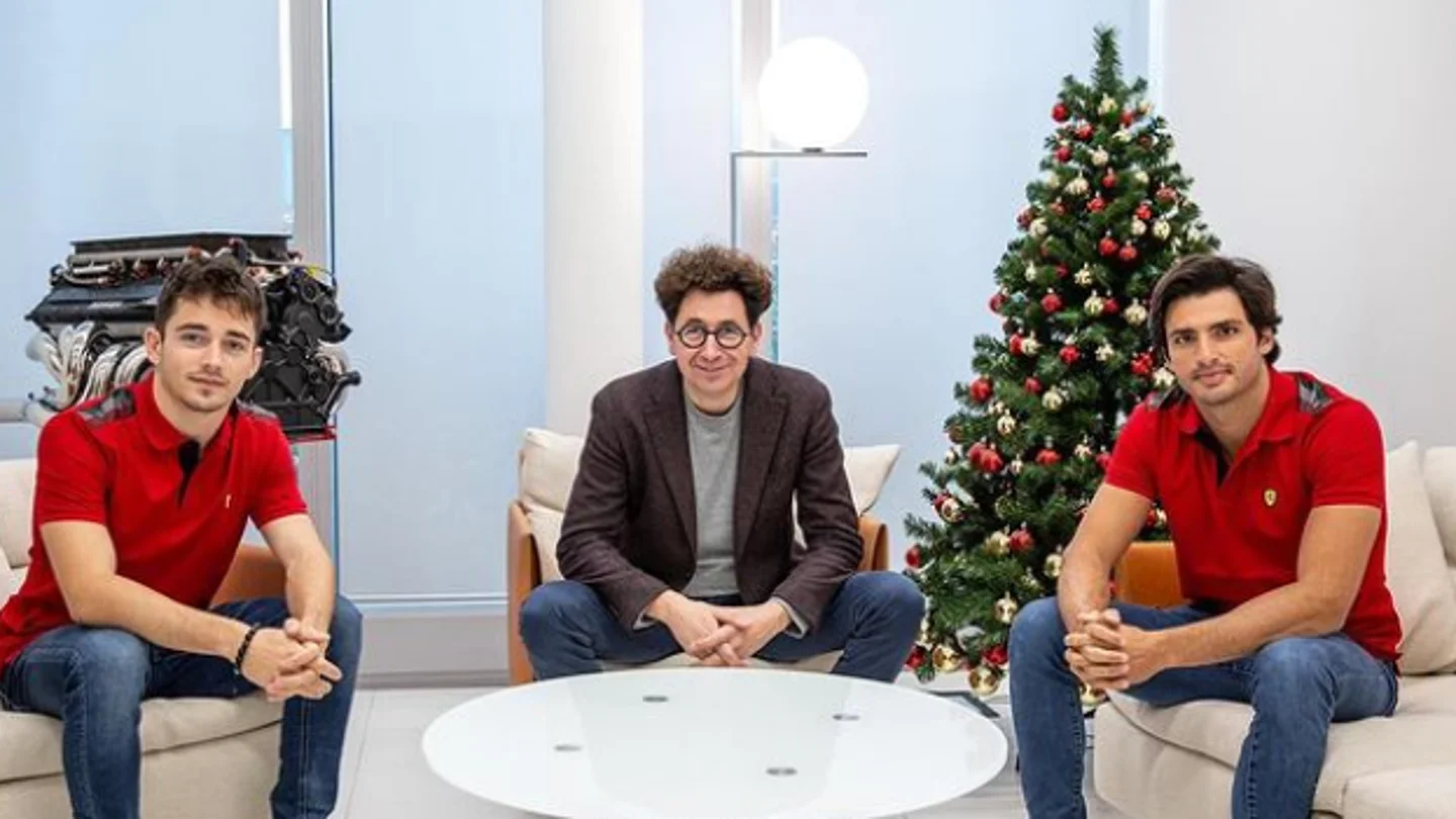 Carlos Sainz con Charles Leclerc y Mattia Binotto Carlos Sainz con Charles Leclerc y Mattia Binotto