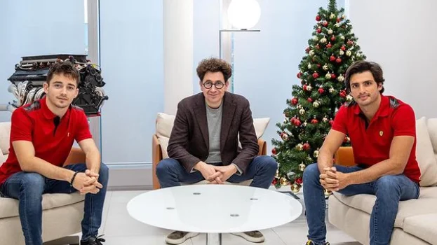 Carlos Sainz con Charles Leclerc y Mattia Binotto