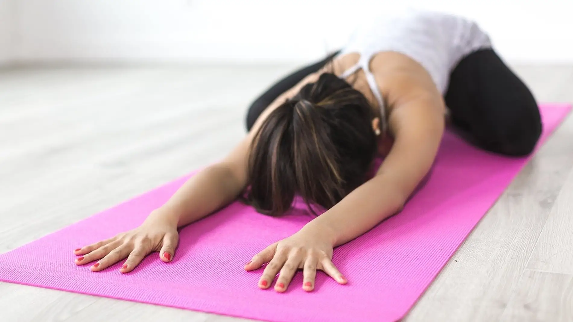 mujer haciendo yoga