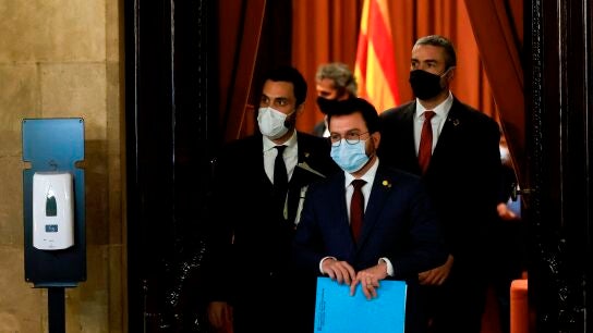 El vicepresidente de la Generalitat, Pere Aragon&eacute;s, el presidente del Parlament, Roger Torrent, y el conseller de Exteriores, Bernat Sol&eacute;.