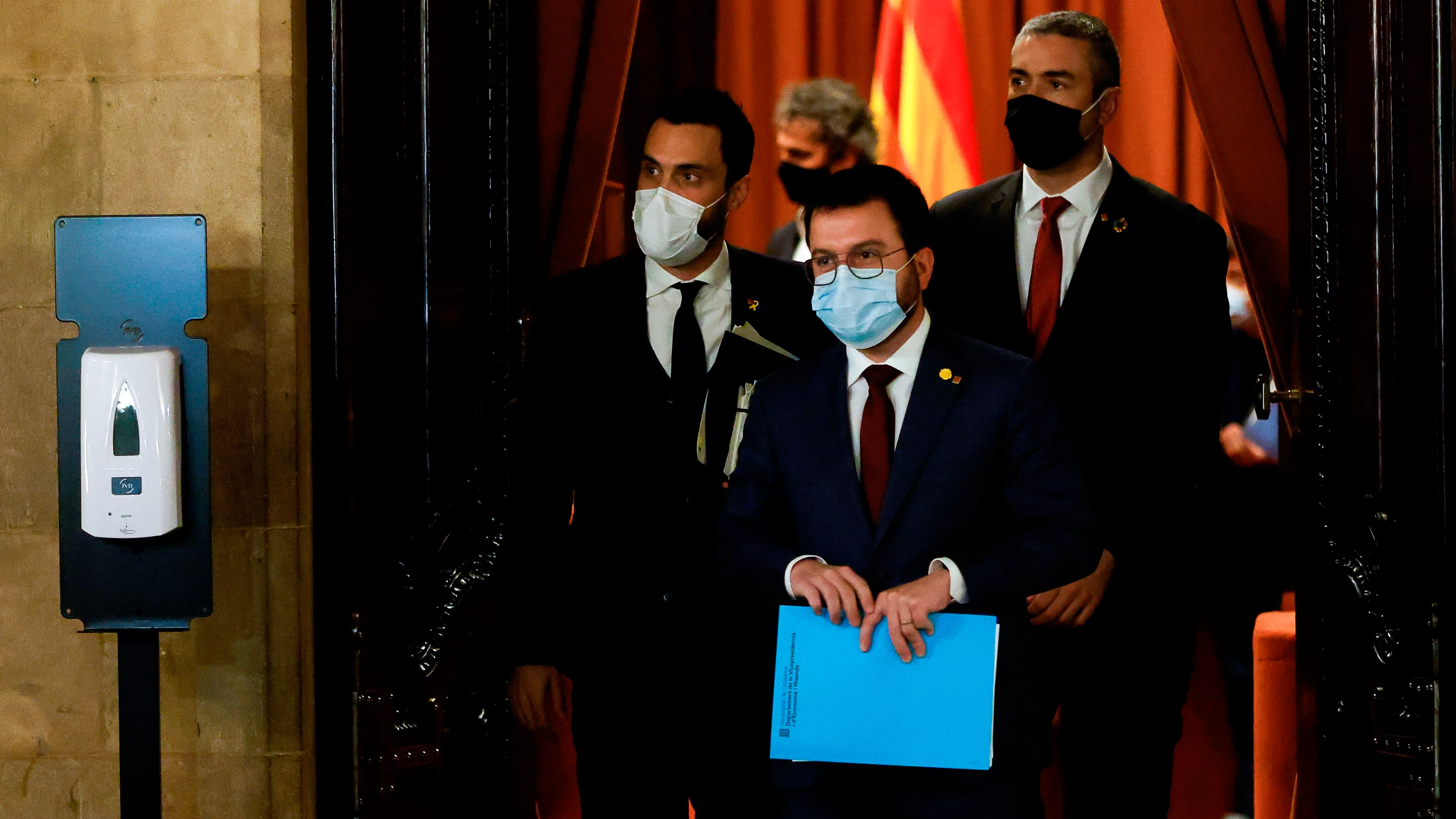 El vicepresidente de la Generalitat, Pere Aragonés, el presidente del Parlament, Roger Torrent, y el conseller de Exteriores, Bernat Solé.