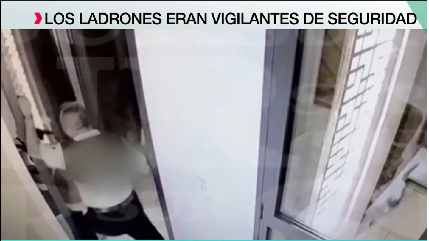 Tres vigilantes de seguridad se convierten en ladrones Tres vigilantes de seguridad se convierten en ladrones