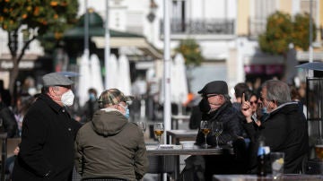 Un grupo de mayores en una terraza