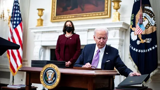 El presidente Joe Biden firma una orden ejecutiva después de hablar durante un evento sobre la respuesta Covid-19 de su administración El presidente Joe Biden firma una orden ejecutiva después de hablar durante un evento sobre la respuesta Covid-19 de su administración