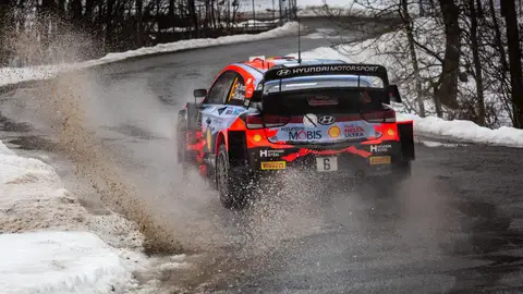 Dani Sordo ha tenido problemas mecánicos Dani Sordo ha tenido problemas mecánicos
