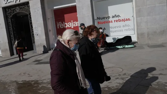 Dos mujeres pasean por la Puerta del Sol de Madrid Dos mujeres pasean por la Puerta del Sol de Madrid
