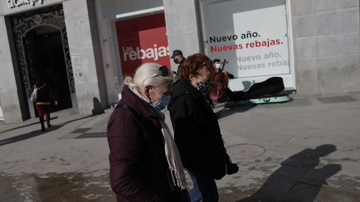 Dos mujeres pasean por la Puerta del Sol de Madrid Dos mujeres pasean por la Puerta del Sol de Madrid