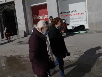 Dos mujeres pasean por la Puerta del Sol de Madrid