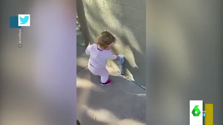 El vídeo viral de una niña que cree que todo lo que ve es gel hidroalcohólico