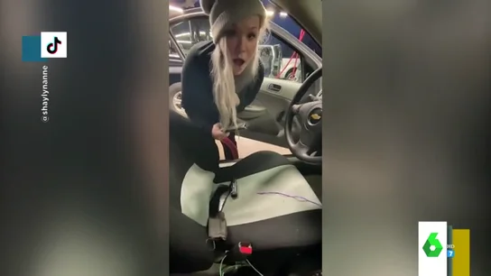 El vídeo viral que arrasa en TikTok, o cómo aspirar el coche puede dejarte "calva" El vídeo viral que arrasa en TikTok, o cómo aspirar el coche puede dejarte "calva"