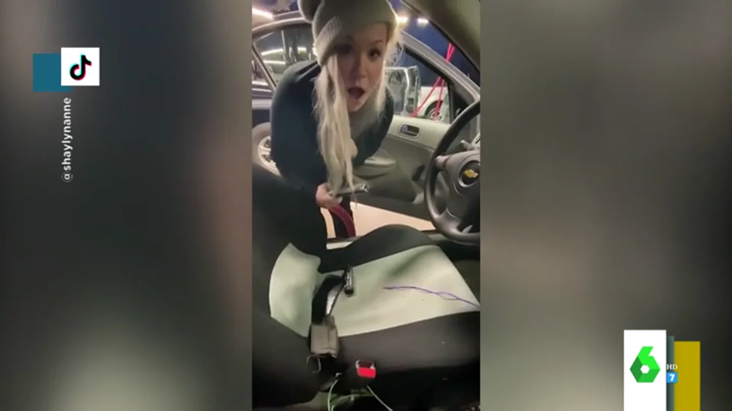El vídeo viral que arrasa en TikTok, o cómo aspirar el coche puede dejarte "calva" El vídeo viral que arrasa en TikTok, o cómo aspirar el coche puede dejarte "calva"