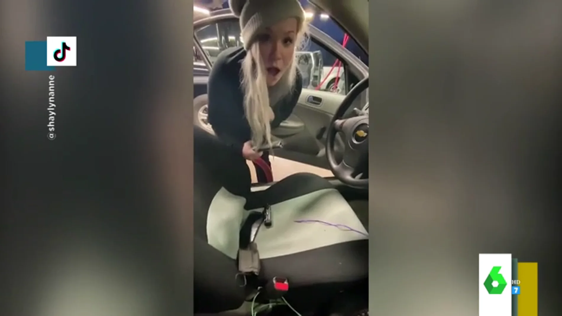El vídeo viral que arrasa en TikTok, o cómo aspirar el coche puede dejarte "calva"