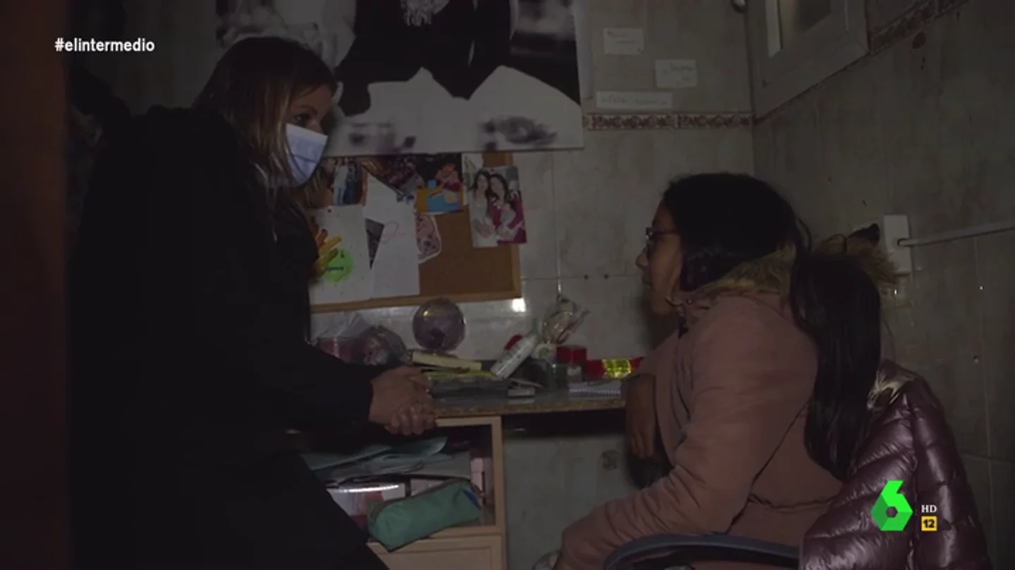 El impactante testimonio de una niña de la Cañada Real que acaba rompiendo a llorar: "Me siento apartada" El impactante testimonio de una niña de la Cañada Real que acaba rompiendo a llorar: "Me siento apartada"