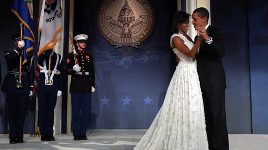 Barack y Michelle Obama bailan en su baile inaugural Barack y Michelle Obama bailan en su baile inaugural