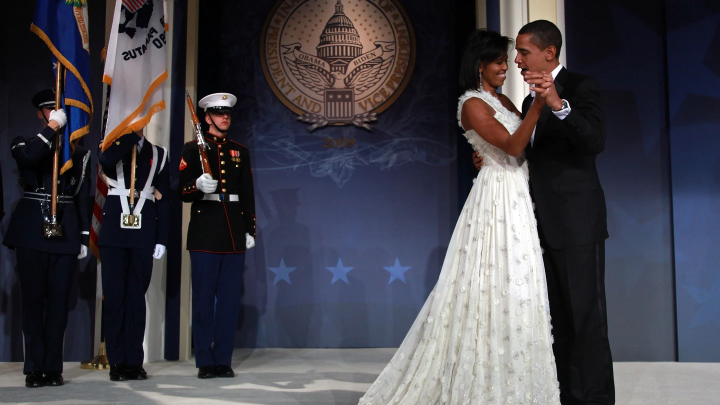 Barack y Michelle Obama bailan en su baile inaugural Barack y Michelle Obama bailan en su baile inaugural