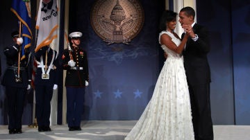 Barack y Michelle Obama bailan en su baile inaugural