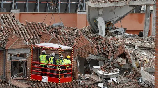 Expertos comprueban los daños ocasionados tras la explosión. Expertos comprueban los daños ocasionados tras la explosión.