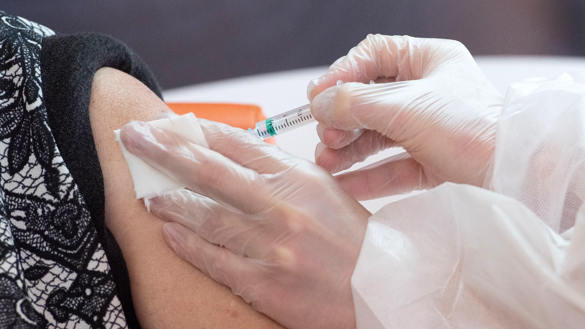 Una mujer recibiendo una vacuna contra la Covid-19