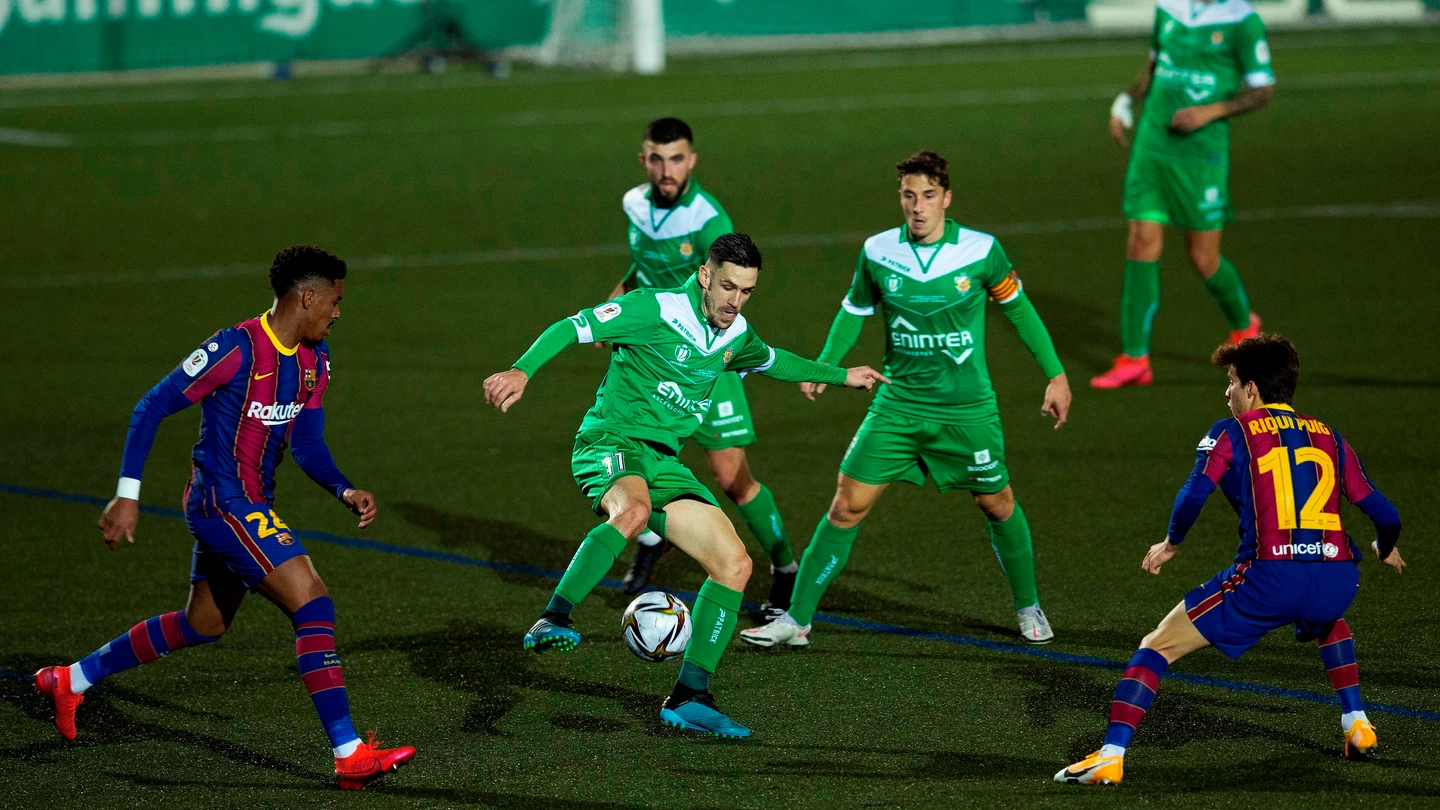 Puja por el balón durante el Cornellà-Barça Puja por el balón durante el Cornellà-Barça